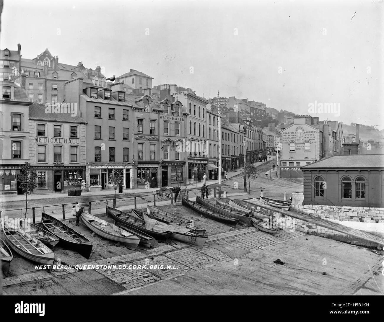 Photographie du 3 West Beach à Queenstown (aujourd'hui Cobh), comté de Cork, Irlande, illustrant l'architecture côtière du début du XXe siècle. Banque D'Images