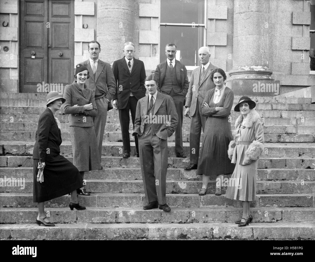 Représentation photographique de cinq individus lors d'un événement de l'âge adulte, probablement une cérémonie ou un jalon dans leur vie, célébrant leur transition vers l'âge adulte ou un rite culturel de passage important. Banque D'Images