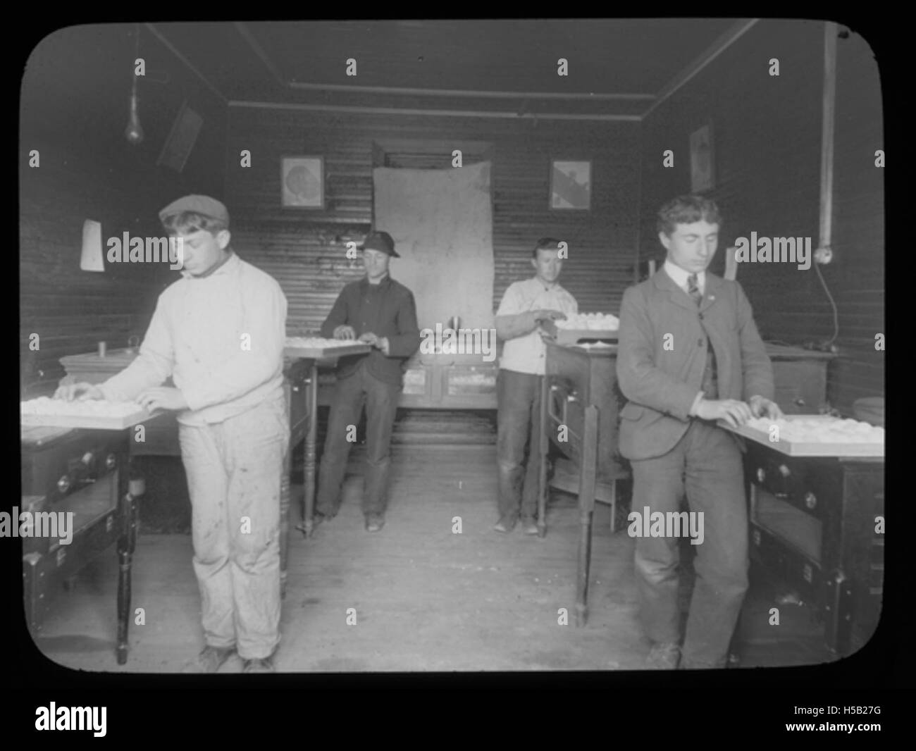 Cette photographie montre des étudiants travaillant dans la salle d'incubation de la Woodbine Agricultural School dans le New Jersey, qui faisait partie d'un programme d'éducation agricole visant à enseigner les techniques agricoles. L'école a mis l'accent sur les étudiants juifs et l'agriculture, avec le soutien du Baron de Hirsch Fund. Banque D'Images