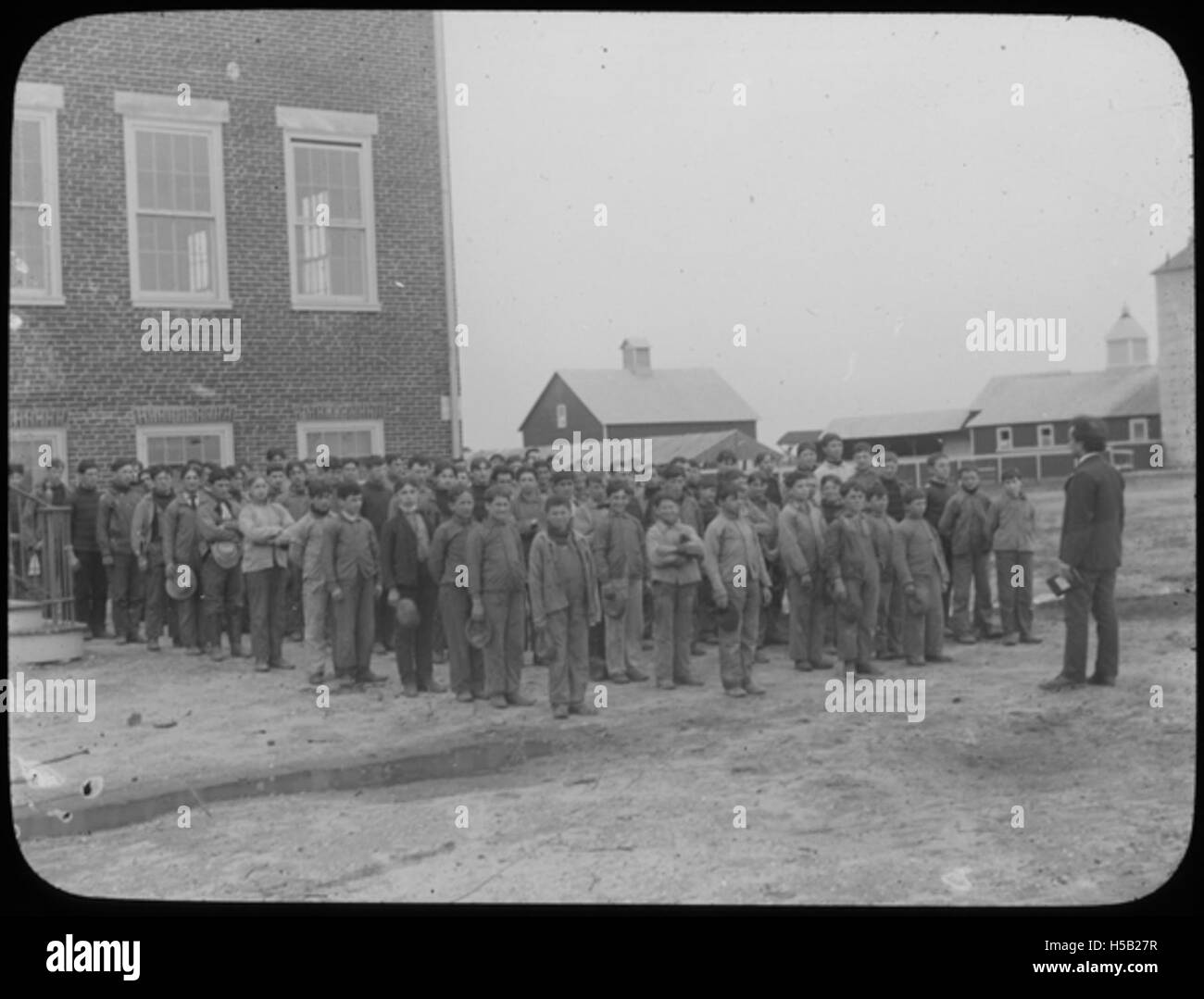 Cette photographie montre un groupe d'élèves de l'école agricole Woodbine à Woodbine, New Jersey. L'école était une institution importante pour l'éducation agricole juive au début du XXe siècle. L'image représente des étudiants engagés dans des pratiques agricoles, reflétant le rôle des communautés juives dans l'agriculture et le développement rural pendant cette période. Banque D'Images