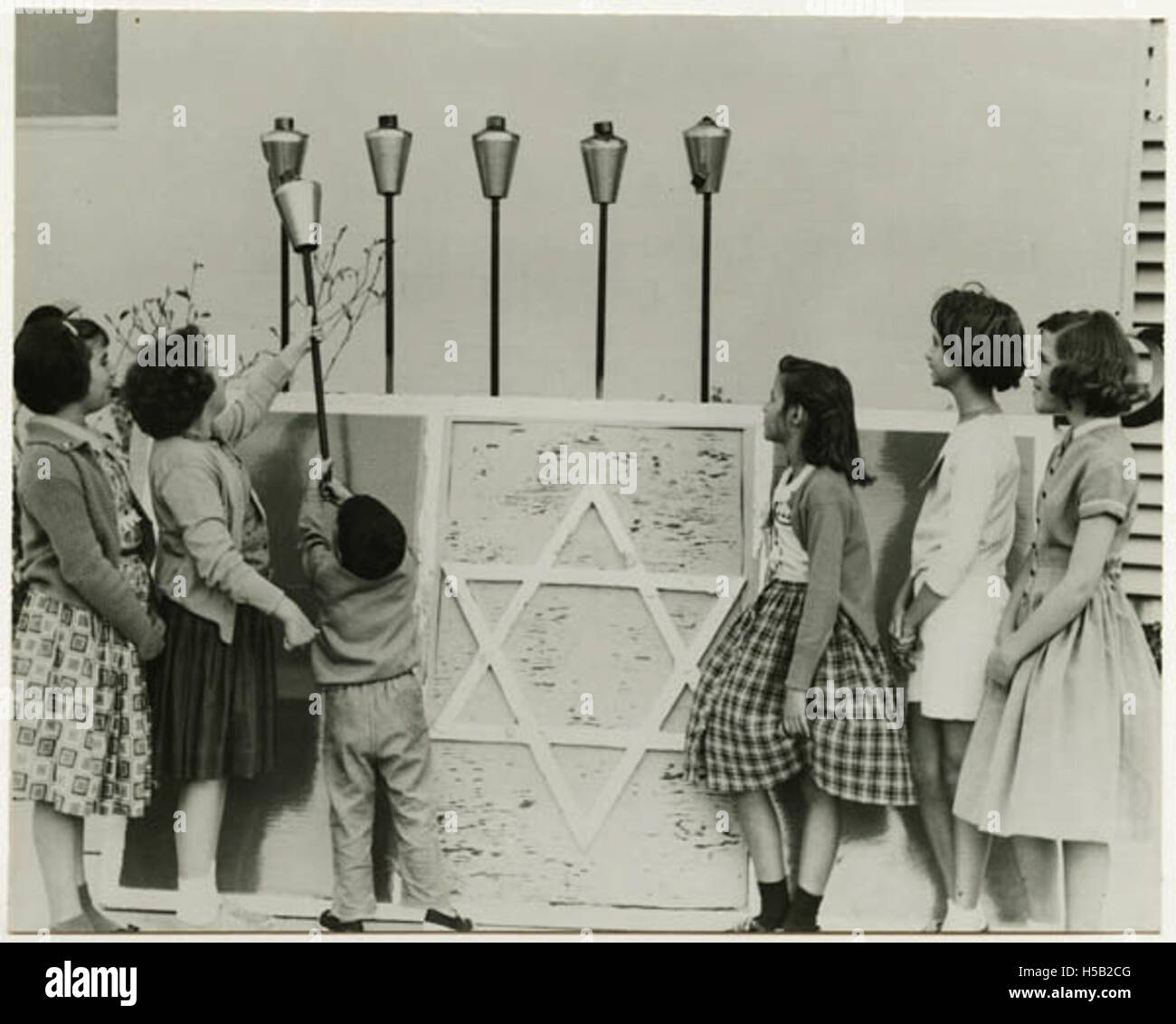 Une cérémonie géante aux chandelles Hanukkah dans un Jewish Community Center (JCC), organisée par l’American Jewish Historical Society (AJHS). Cet événement célèbre le festival juif de Hanukkah avec une grande exposition de menorah. Banque D'Images