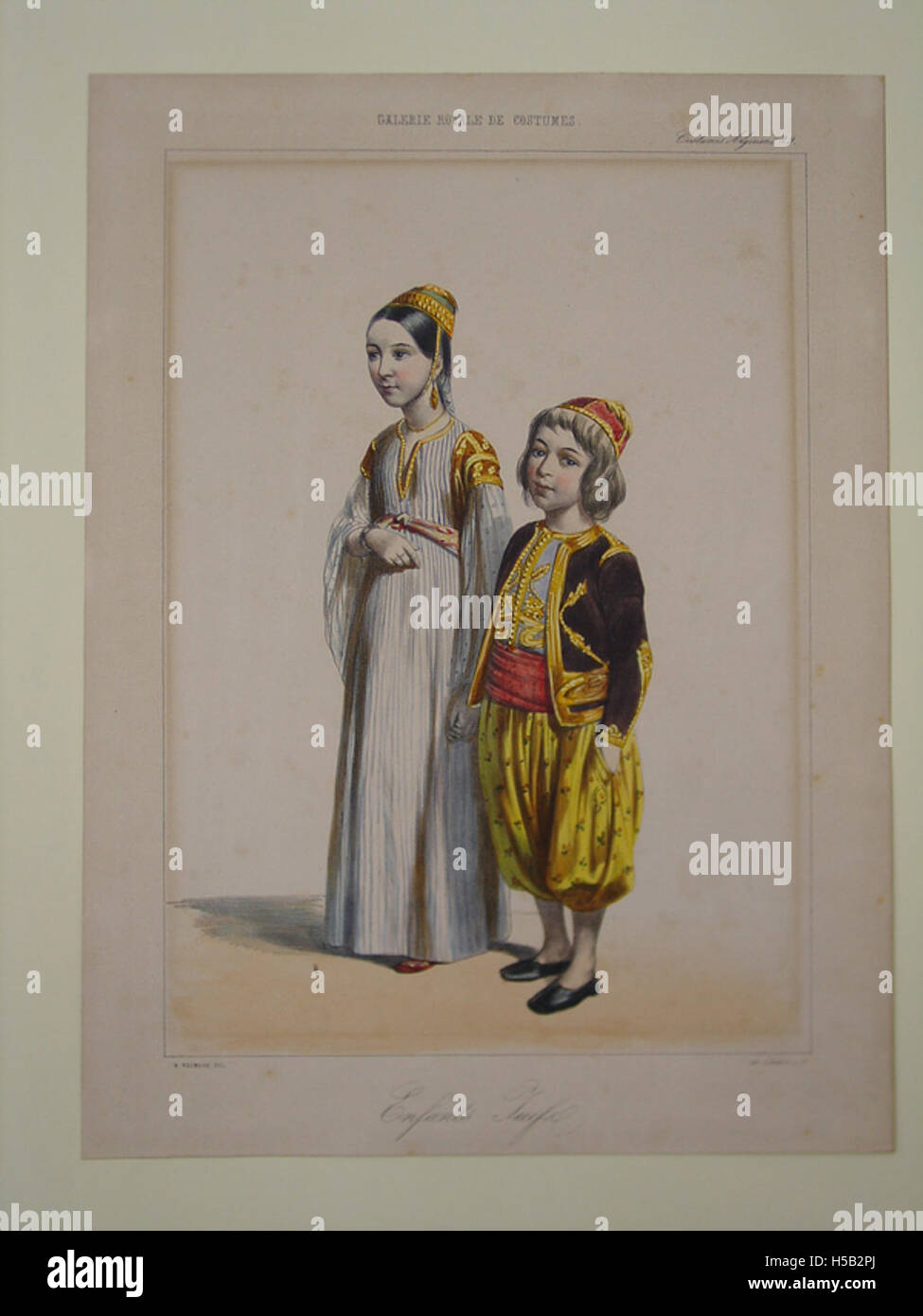 « Enfants Juifs » représente des enfants juifs en Algérie, offrant un aperçu de leur vie quotidienne, de leurs vêtements et de leurs expériences d'enfance au cours de cette période. Il saisit le contexte culturel et social des communautés juives en Algérie. Banque D'Images