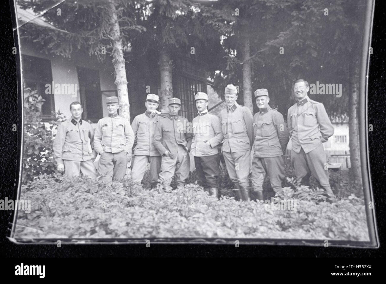 Une photographie de la première Guerre mondiale montrant Rudolf Menzel, un médecin d'origine viennoise qui a émigré en Palestine en 1935, aux côtés d'un groupe de soldats non identifiés, soulignant son service médical pendant la guerre. Banque D'Images