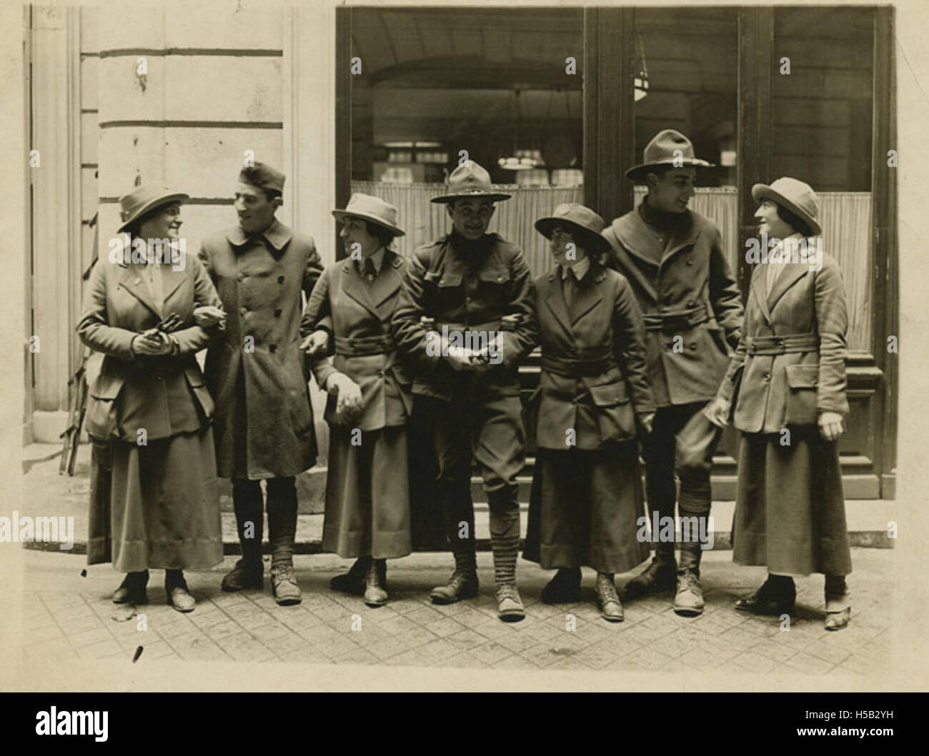 Les femmes et les hommes en uniforme, vers 1917 Banque D'Images