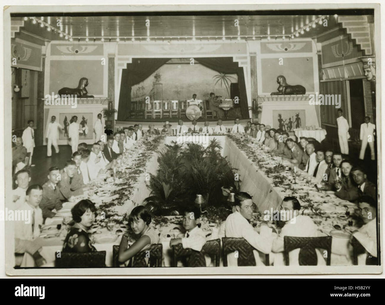 Célébrations de Rosh Hashanah organisées par l'American Jewish Historical Society à l'hôtel Plaza de Manille, Philippines. Cet événement reflète les pratiques culturelles juives aux Philippines pendant la fête. Banque D'Images