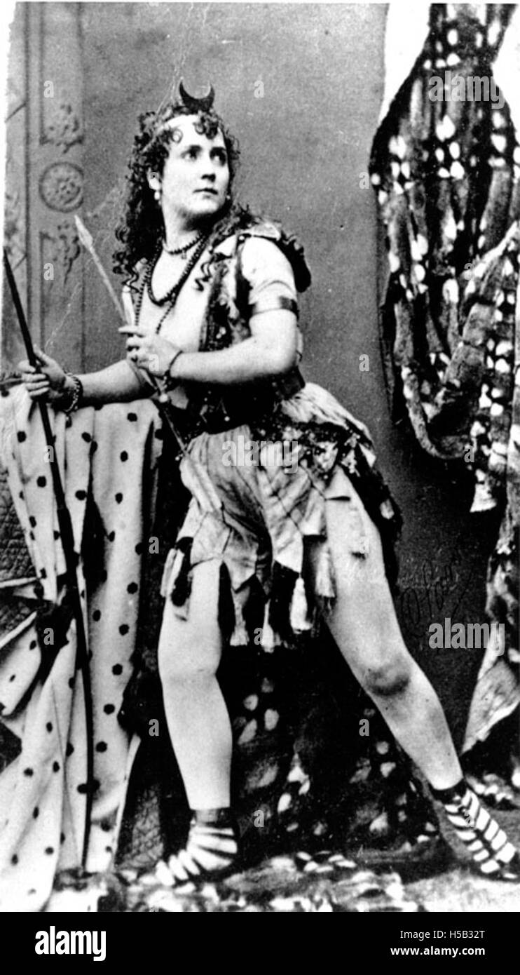 Adah Isaacs Menken était une actrice, poète et interprète juive-américaine connue pour ses rôles controversés dans le drame du XIXe siècle. Célèbre pour sa représentation de personnages dans des drames costumés, elle a attiré l'attention sur sa vie personnelle et sa carrière, souvent prise dans des scandales. Menken a été une pionnière pour les femmes dans les arts de la scène et est connue pour ses contributions au théâtre et à la culture juive. Banque D'Images