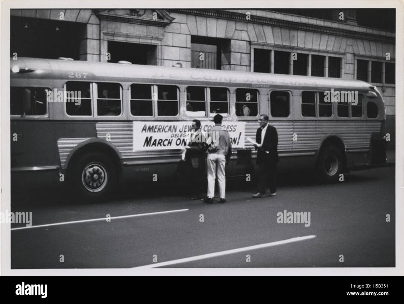 Le Congrès juif américain a organisé un autobus affrété de New York à Washington, DC en 1963 pour la Marche sur Washington pour l'emploi et la liberté, un événement crucial pour les droits civiques plaidant pour l'égalité raciale et la justice économique. Banque D'Images Le Congrès juif américain a organisé un autobus affrété de New York à Washington, DC en 1963 pour la Marche sur Washington pour l'emploi et la liberté, un événement crucial pour les droits civiques plaidant pour l'égalité raciale et la justice économique. Banque D'Images