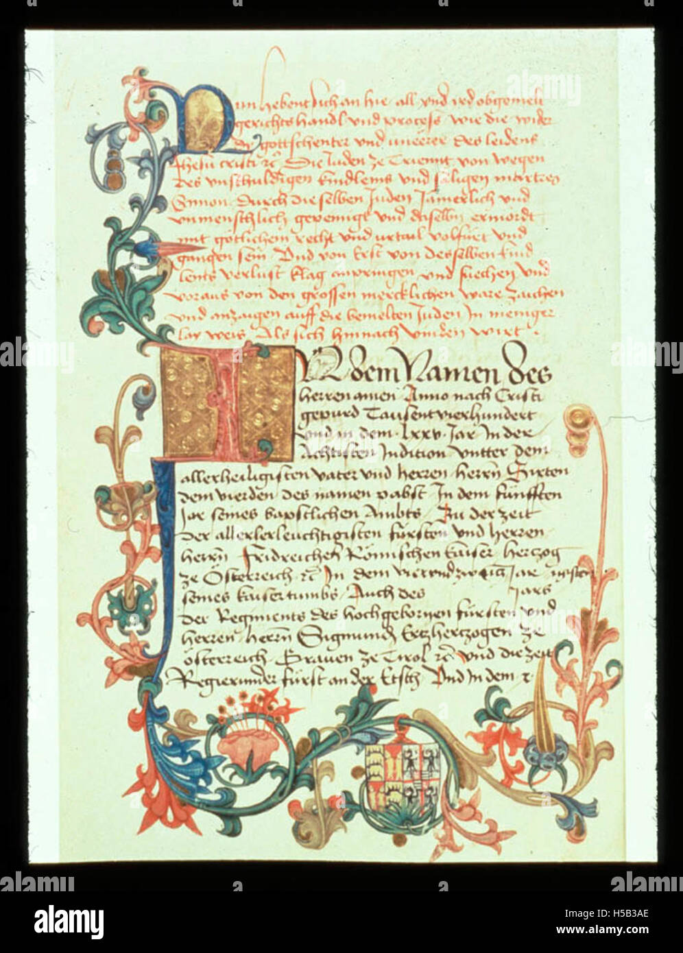 Le manuscrit décrit le procès des Juifs de trente, un événement tragique lié à l'accusation de diffamation de sang dans l'Italie médiévale. Il reflète les sentiments antisémites et les actions juridiques prises contre les Juifs pendant cette période. Banque D'Images