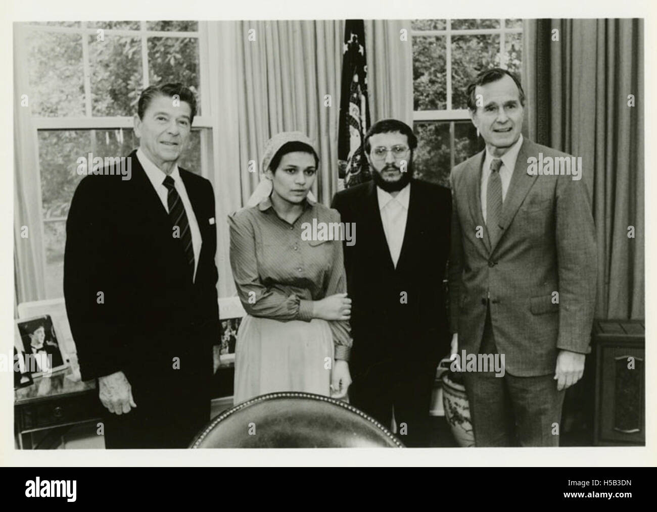 Le président Ronald Reagan, avec Avital Sharansky, Iosif Mendelevich, et le vice-président George H. W. Banque D'Images