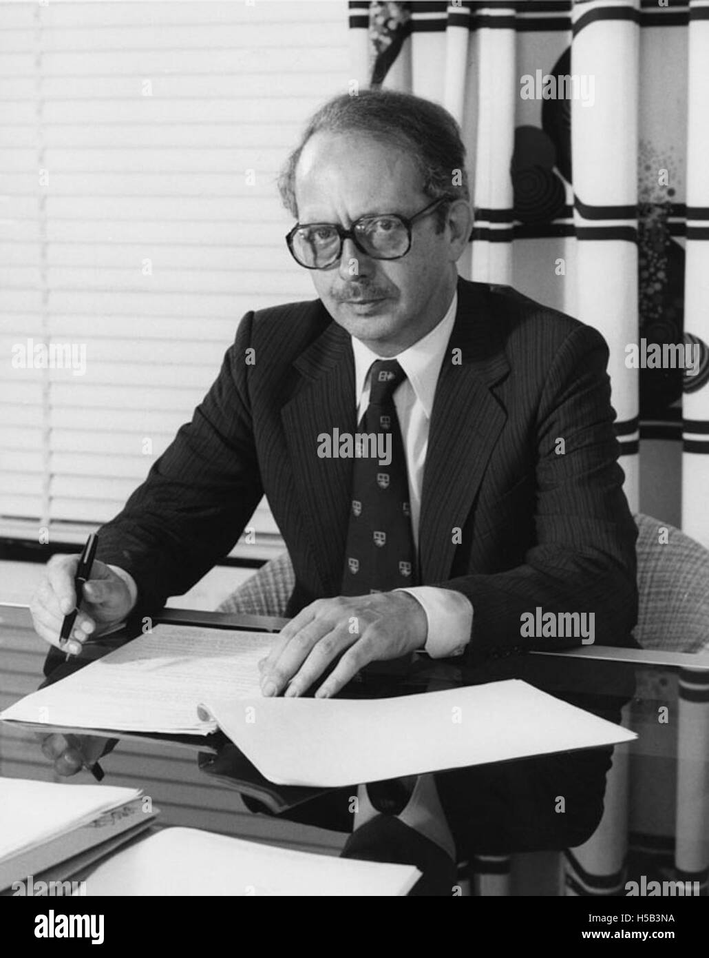 Le professeur R. G. Dahrendorf, figure éminente de la sociologie et des sciences politiques, est représenté sur cette photographie datant de 1980. Dahrendorf était connu pour ses contributions à l'étude des conflits sociaux et de la théorie politique. Banque D'Images
