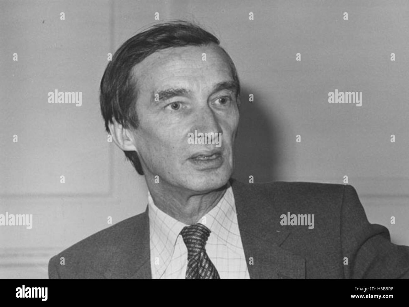 Un portrait d'Alan C. L. Day des années 1970, mettant en valeur sa tenue vestimentaire et son apparence au cours de cette décennie. Alan C. L. Day était connu pour ses contributions dans son domaine, et cette photographie met en valeur son style personnel et la mode de l'époque. Banque D'Images