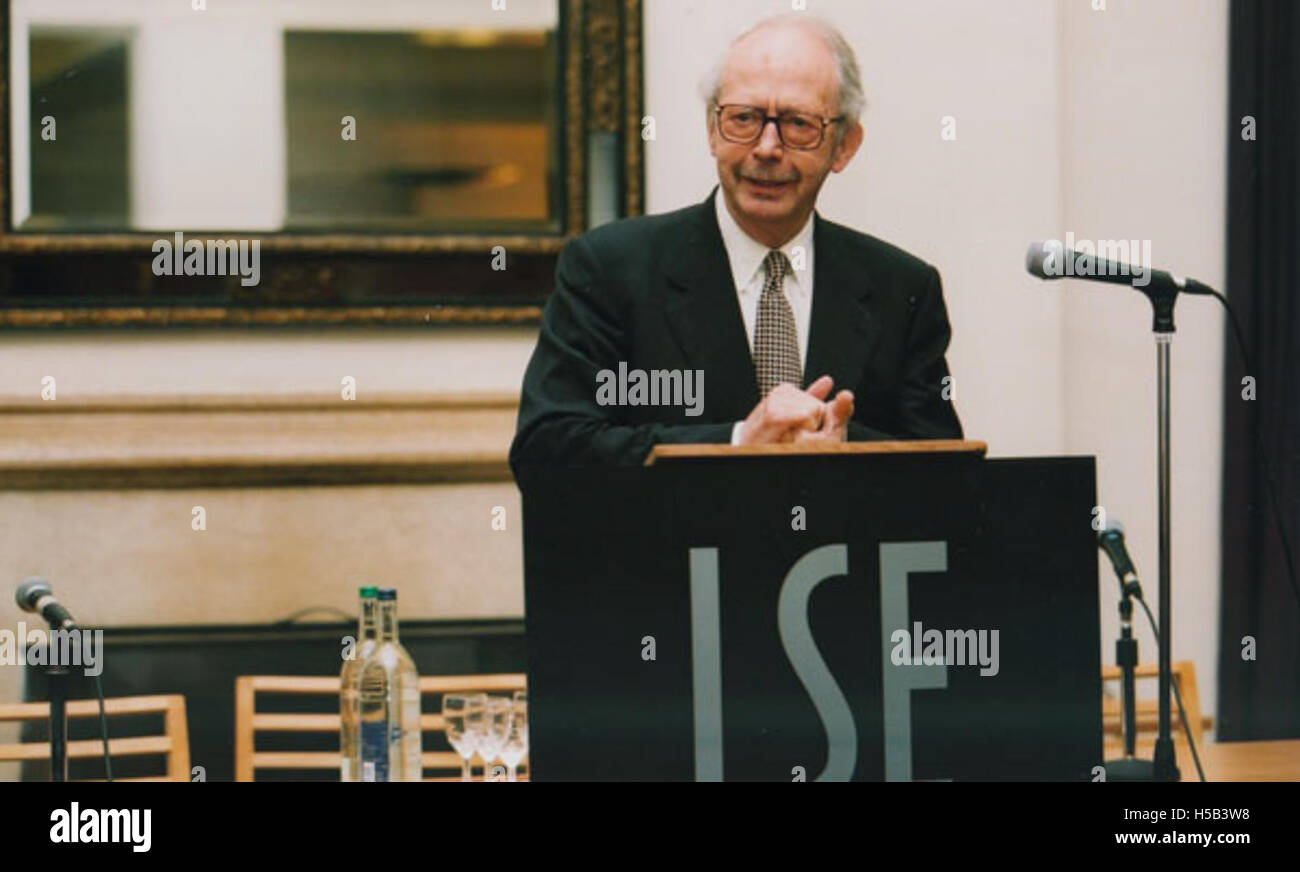 Ralf Dahrendorf, sociologue et philosophe britannique d'origine allemande, est connu pour ses travaux sur la théorie sociale et son influence en philosophie politique au cours du XXe siècle. Banque D'Images