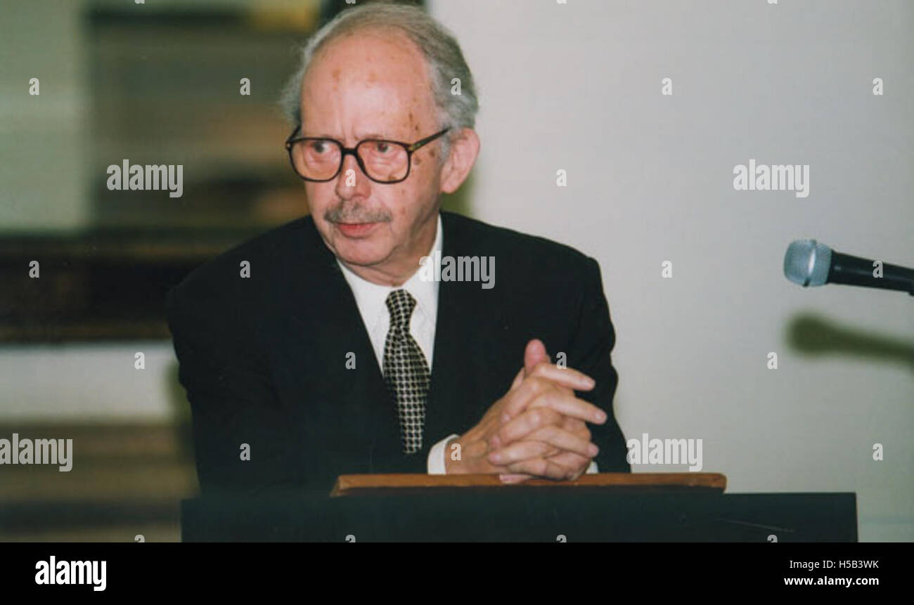 Ralf Dahrendorf, sociologue et théoricien politique éminent, est représenté sur cette photographie prise vers 2000. Il est connu pour ses contributions à la théorie sociale et ses travaux sur la classe, la démocratie et les conflits. Banque D'Images