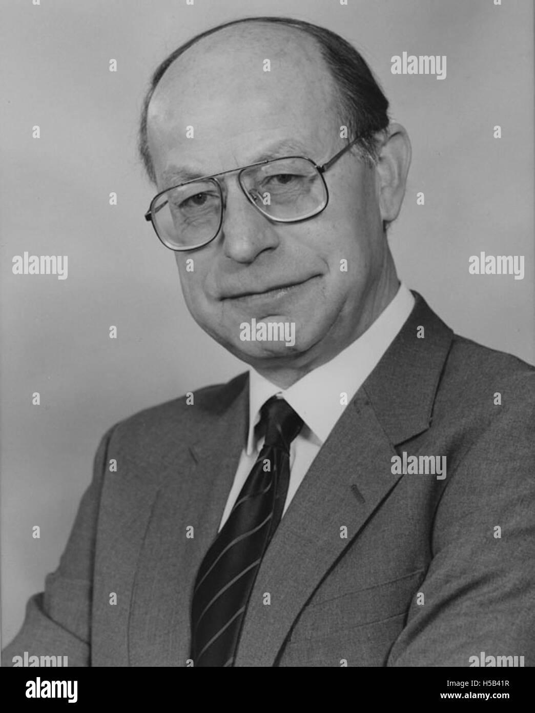 Robert Estall était un individu actif vers 1980. Plus de contexte peut être nécessaire pour clarifier sa profession ou ses contributions. Cela pourrait faire référence à un artiste, historien ou autre professionnel de cette période. Banque D'Images