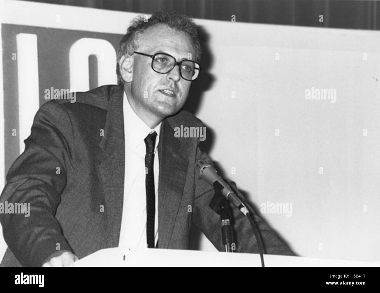 Le professeur Peter Hennessy est un éminent historien britannique et expert en histoire contemporaine. En 1989, il est reconnu pour ses contributions importantes à la compréhension de l'histoire politique britannique, en particulier de la Grande-Bretagne d'après-guerre et du rôle de l'État. Banque D'Images