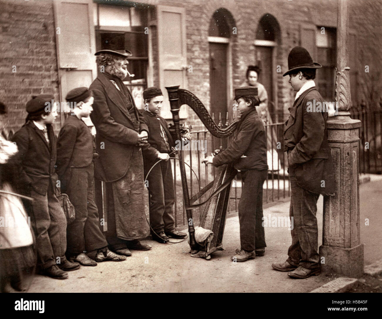 Des musiciens de rue italiens se produisent dans un espace public, contribuant à l'atmosphère animée et au dynamisme culturel de la région. Ils font partie de la riche tradition italienne de performance de rue. Banque D'Images