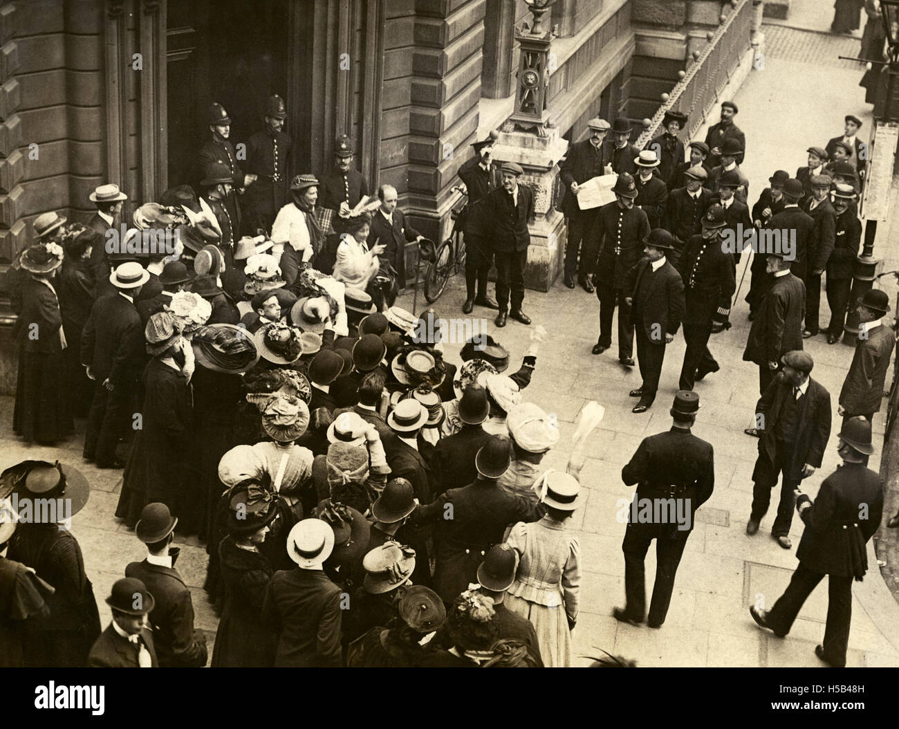 Emmeline Pankhurst et Emmeline Pethick Lawrence, c.1908-1912 cour laissant. Banque D'Images