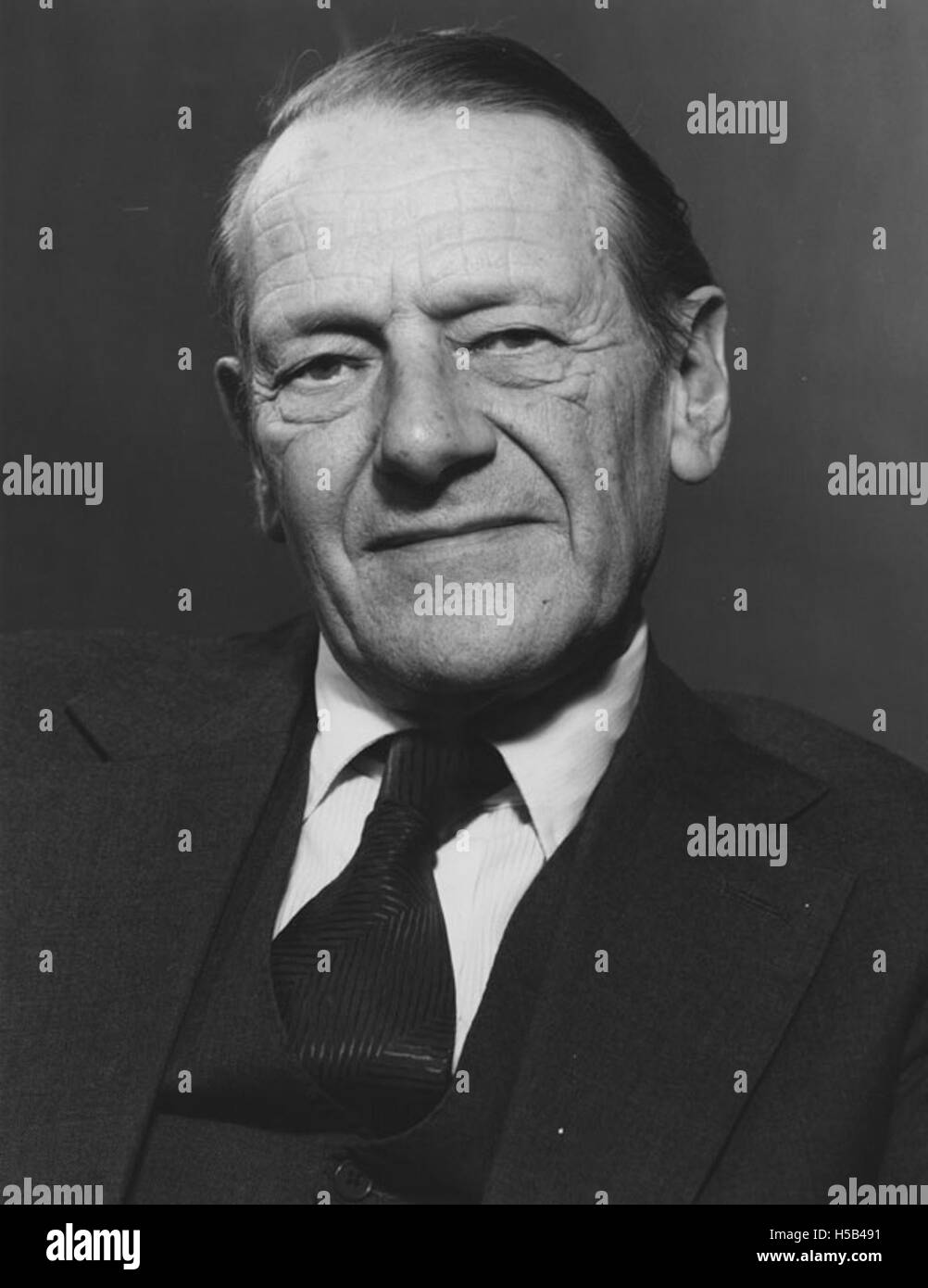 Portrait du professeur Maurice Cranston, théoricien politique britannique de renom, vers 1980. Cranston a eu une influence sur la philosophie et la pensée politique au cours du XXe siècle. Banque D'Images