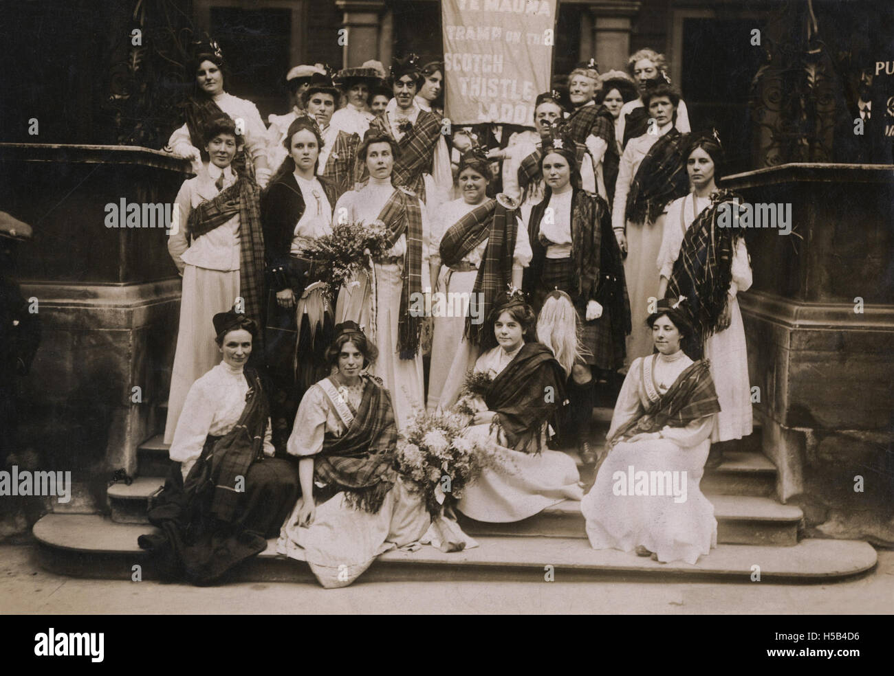 L'image montre des suffragettes datant d'environ 1908, portant des écharpes tartan, symbolisant leur participation au mouvement pour le suffrage féminin. Le motif tartan faisait partie de leur robe distinctive lors des campagnes pour le droit de vote. Banque D'Images