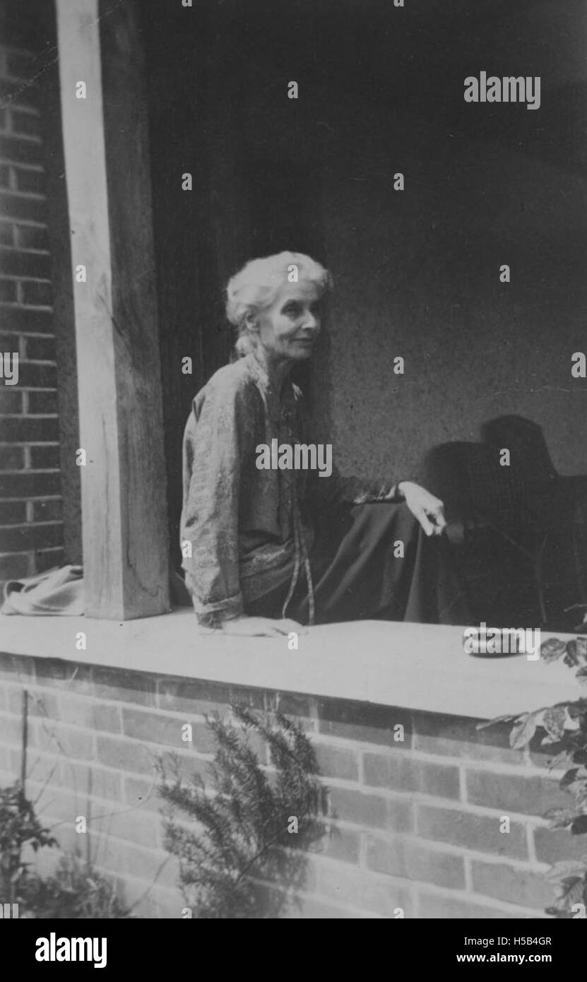 Beatrice Webb était une réformatrice sociale et économiste britannique, active au début du XXe siècle. Cette image la montre probablement dans les années 1930, une période où elle était profondément impliquée dans le développement de la politique sociale. Banque D'Images