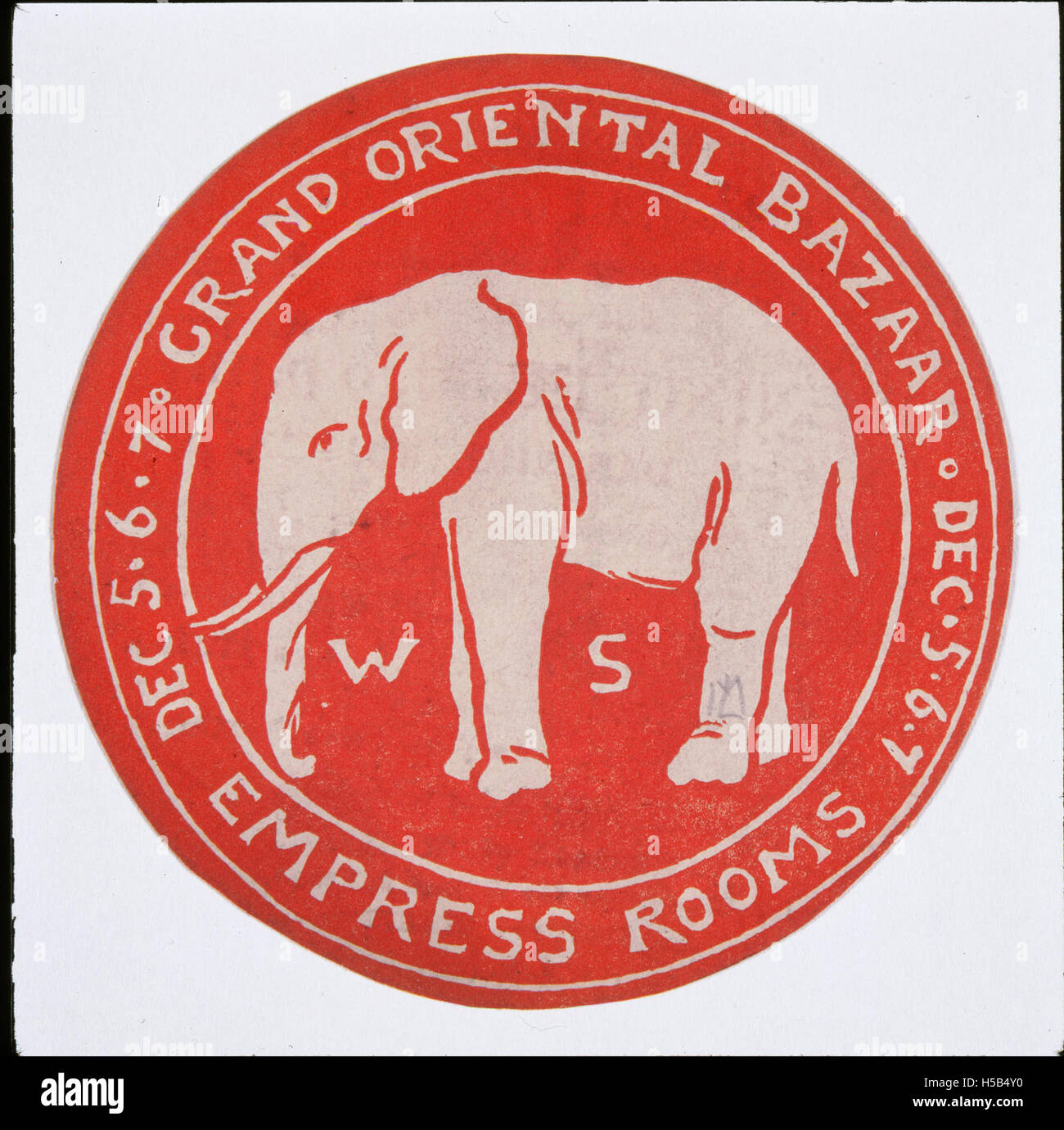 L'album de Mary Lowndes contient une collection de ses œuvres et contributions. Lowndes était une artiste et designer influente connue pour ses contributions au mouvement Arts and Crafts, en particulier son travail avec les vitraux et autres arts décoratifs Banque D'Images