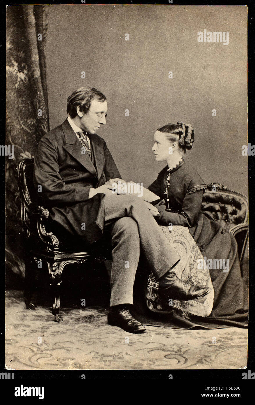 Millicent Garrett Fawcett, une suffragiste britannique de premier plan, est photographiée avec son mari Henry Fawcett, un économiste réputé. La photographie date d'environ 1880 et reflète le contexte social et politique de l'époque, y compris la défense des droits des femmes. Banque D'Images