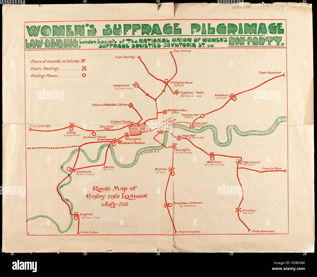 Le pèlerinage du suffrage des femmes de 1913 est une manifestation pacifique organisée par l'Union nationale des sociétés de suffrage des femmes (NUWSS). Les participants ont défilé de différentes régions vers Londres, culminant par un rassemblement à Hyde Park et un service à la cathédrale Saint-Paul les 26 et 27 juillet 1913. Le pèlerinage visait à démontrer un large soutien au droit de vote des femmes. Banque D'Images