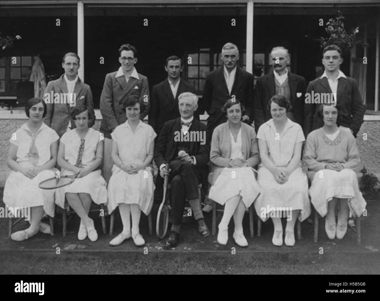 Cette photographie montre le personnel et les étudiants participant à une partie de tennis, datant d'environ 1926. L'image capture un moment de sport et de loisirs dans un cadre académique. Banque D'Images