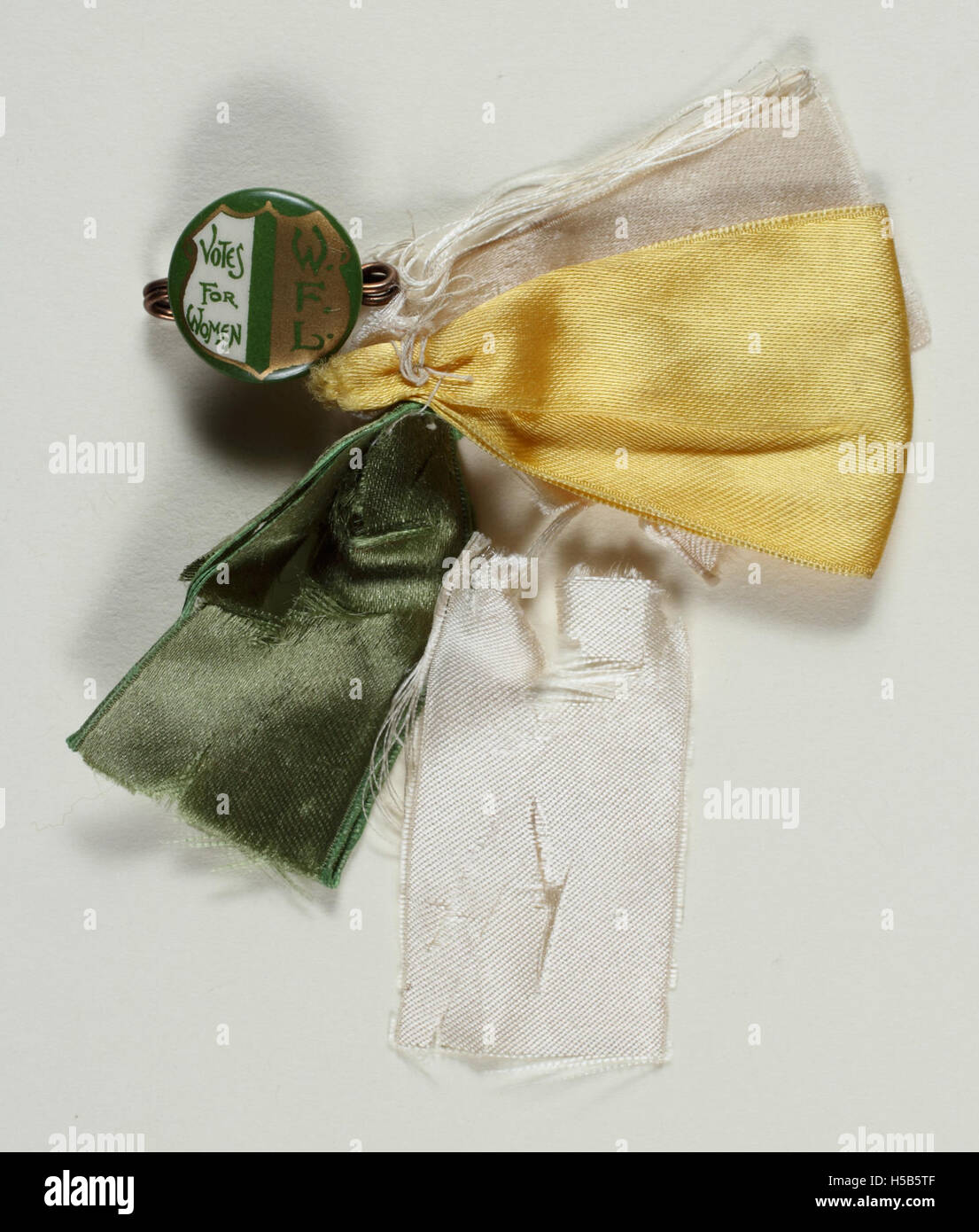 La Women's Freedom League (WFL), active de 1907 à 1914, est une organisation suffragiste britannique défendant le droit de vote parlementaire des femmes. Mettant l'accent sur les tactiques non violentes, la WFL s'est engagée dans une résistance passive, y compris le refus fiscal et le boycott des recensements. Ils organisent également des manifestations publiques, comme s'enchaîner à des galeries parlementaires. Leur publication officielle, 'le vote', a diffusé leur message jusqu'en 1933. Banque D'Images