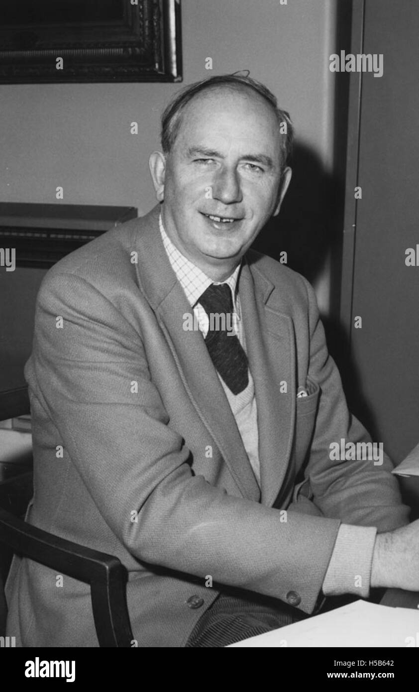 Le professeur Peter Self, photographié vers 1960, était une figure académique importante connue pour ses contributions à la science politique et à l'administration publique. Ses travaux ont porté sur la structure et la fonction des gouvernements et des institutions. Banque D'Images