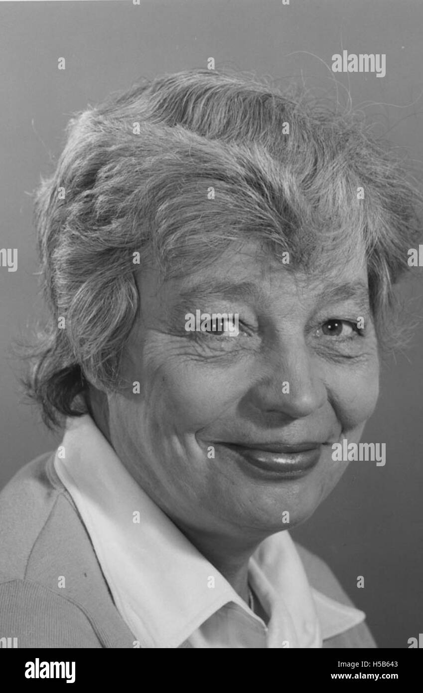 Le professeur Susan Strange était une éminente érudite en économie politique internationale, connue pour ses travaux dans le domaine des sciences politiques à la fin du XXe siècle. La photographie la capture probablement vers les années 1980 Banque D'Images