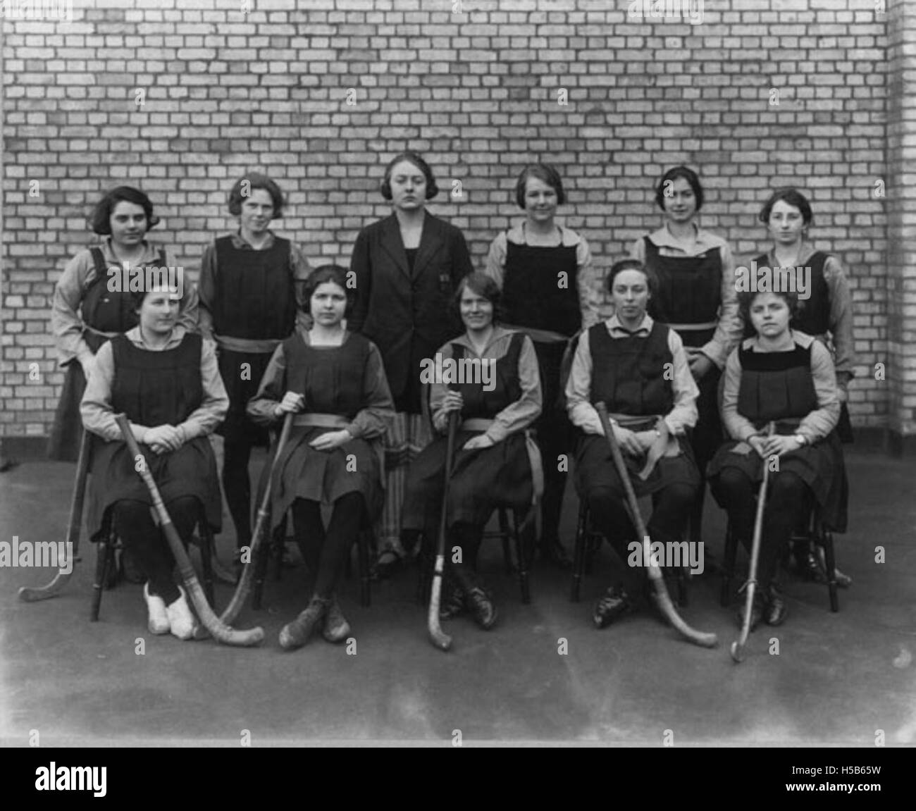 L'équipe féminine de hockey XI de 1923-1924 représente une équipe sportive féminine historique du début du XXe siècle. Cette image illustre l'esprit du hockey féminin et la participation croissante des femmes aux sports de compétition au cours de cette période. Banque D'Images