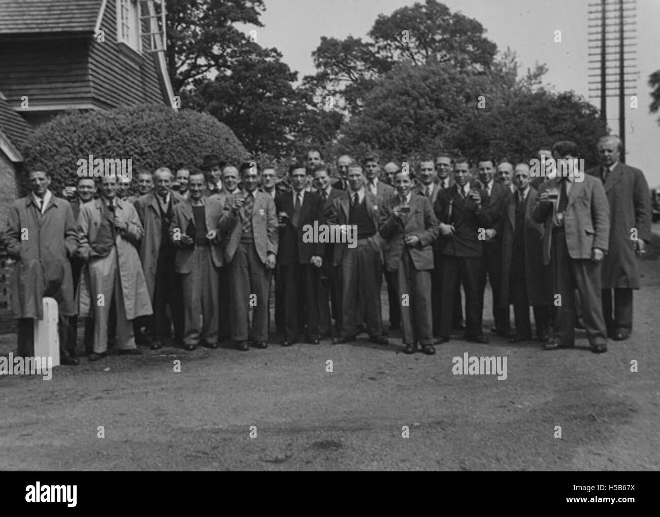 La sortie des porteurs vers 1950 représente un groupe de travailleurs en sortie ou en excursion, peut-être un événement social pour les employés ou un groupe célébrant une journée de congé dans un cadre de loisirs. Banque D'Images