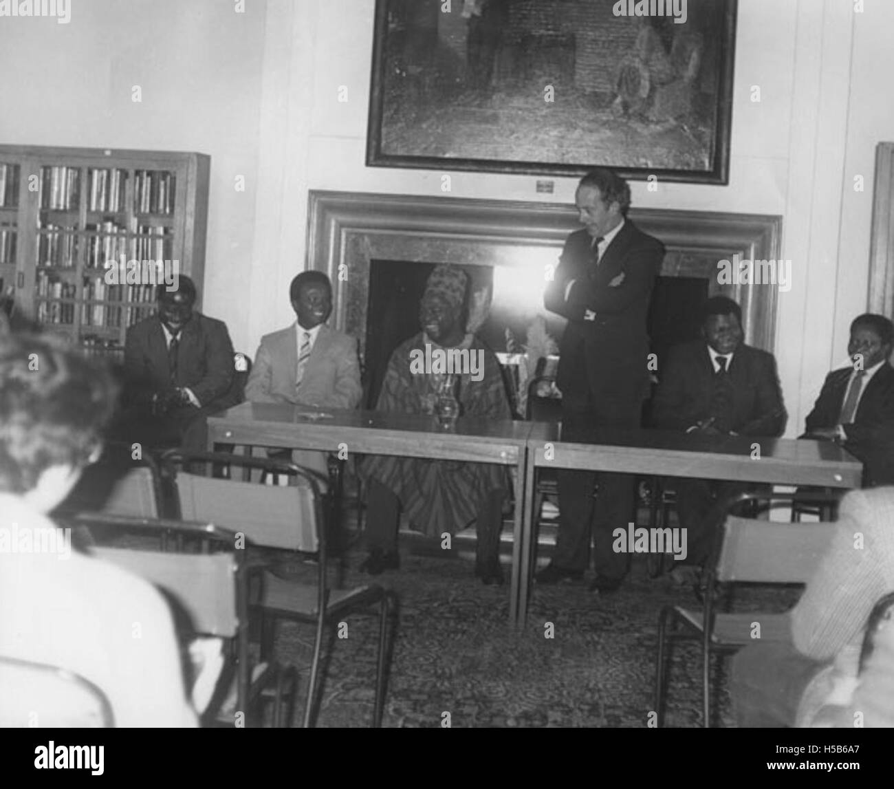 Dr. Hilla Limman, présidente du Ghana de 1979 à 1981 et ancienne élève de la London School of Economics, a visité le Royaume-Uni en juin 1981. Au cours de sa visite, il rencontre la reine Elizabeth II et est fait chevalier avec le chevalier Grand-Croix de Saint-Michel et Saint-Georges. Limman a également reçu l'ordre de la Grande étoile yougoslave lors de ce voyage. Banque D'Images