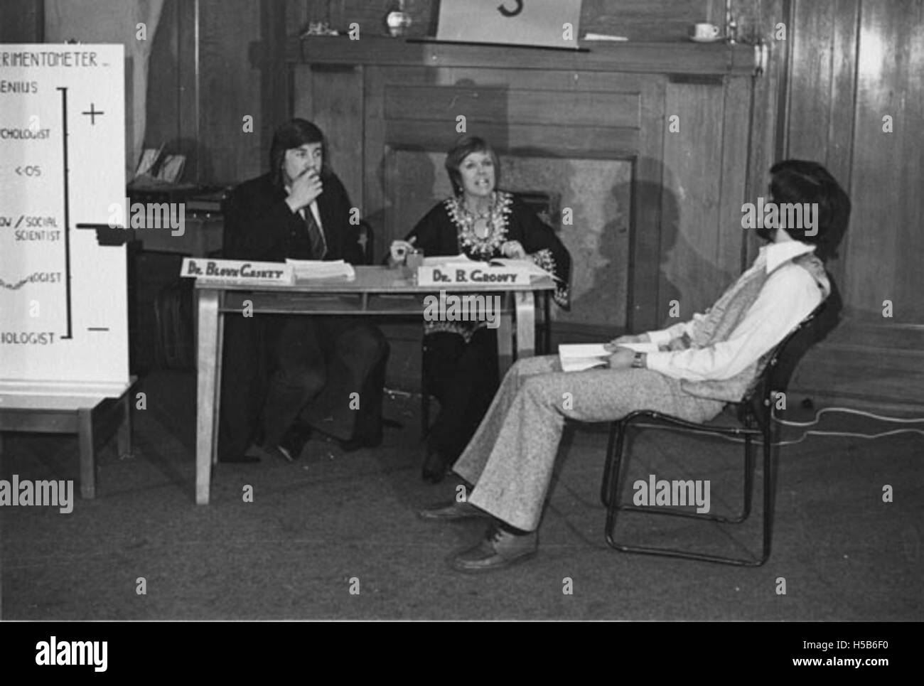 Les étudiants en psychologie sociale des années 1970 réalisent des croquis dans le cadre de leurs études. L'image capture un moment d'une salle de classe ou d'un événement social, montrant des étudiants engagés dans leur pratique académique. Banque D'Images