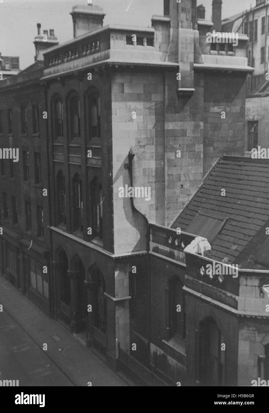 Holborn Estate Grammar School sur Houghton Street, photographiée vers 1930, reflète l'architecture éducative et la vie scolaire du début du XXe siècle en Grande-Bretagne. Banque D'Images