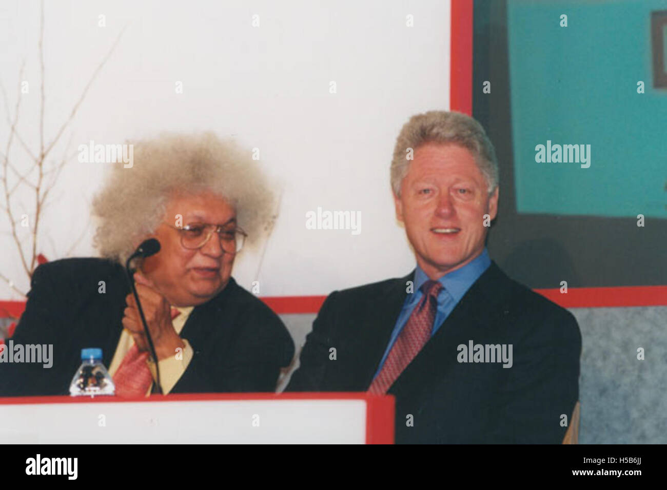 Bill Clinton avec le professeur Seigneur Meghnad Desai (Coprésident Banque D'Images