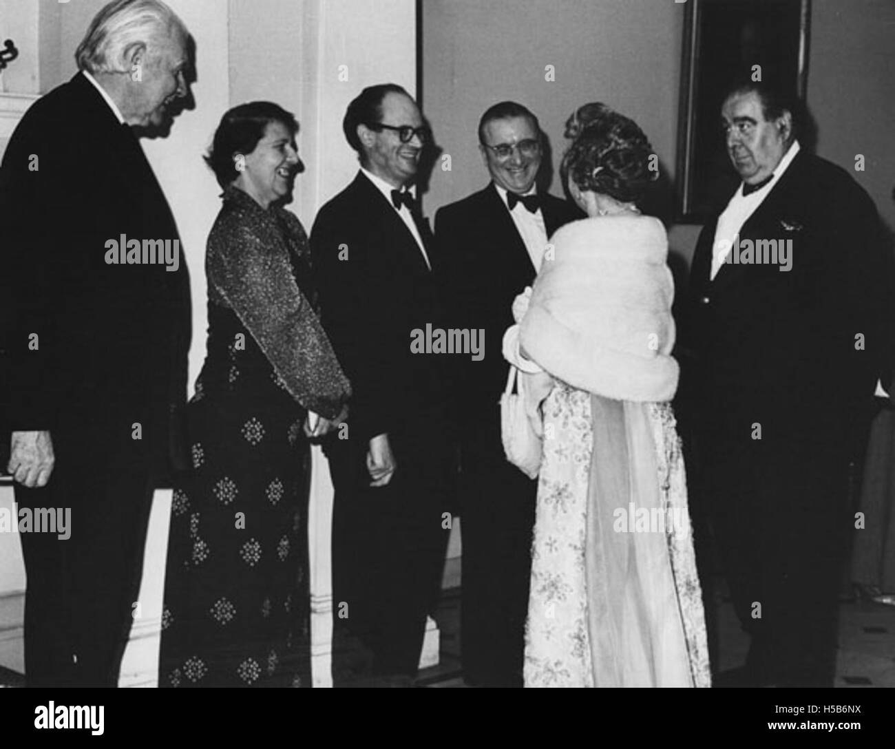 Le concert de Banqueting House tenu en 1974 a été organisé pour recueillir des fonds pour l'appel de la bibliothèque. Cet événement a souligné l'importance du soutien du public aux bibliothèques et aux ressources éducatives dans la communauté. Banque D'Images
