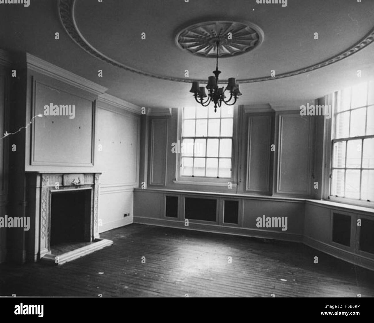 Cette image représente probablement une pièce du premier étage de Strand House, qui peut être importante en tant que site historique ou architectural, avec l'année 1976 marquant un point spécifique dans son histoire ou son utilisation. Banque D'Images Cette image représente probablement une pièce du premier étage de Strand House, qui peut être importante en tant que site historique ou architectural, avec l'année 1976 marquant un point spécifique dans son histoire ou son utilisation. Banque D'Images