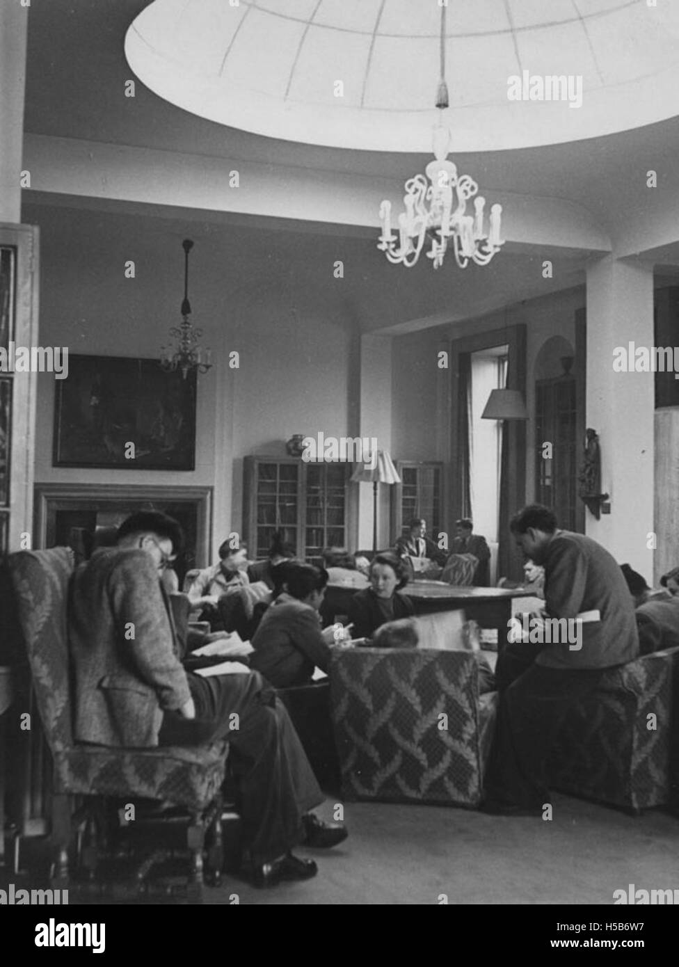 Un groupe d'étudiants est vu dans la salle des fondateurs, un espace important dans une institution historique. Cette image de 1951 capture probablement un moment important de la vie académique, mettant en évidence l'histoire de l'institution et son corps étudiant. Banque D'Images