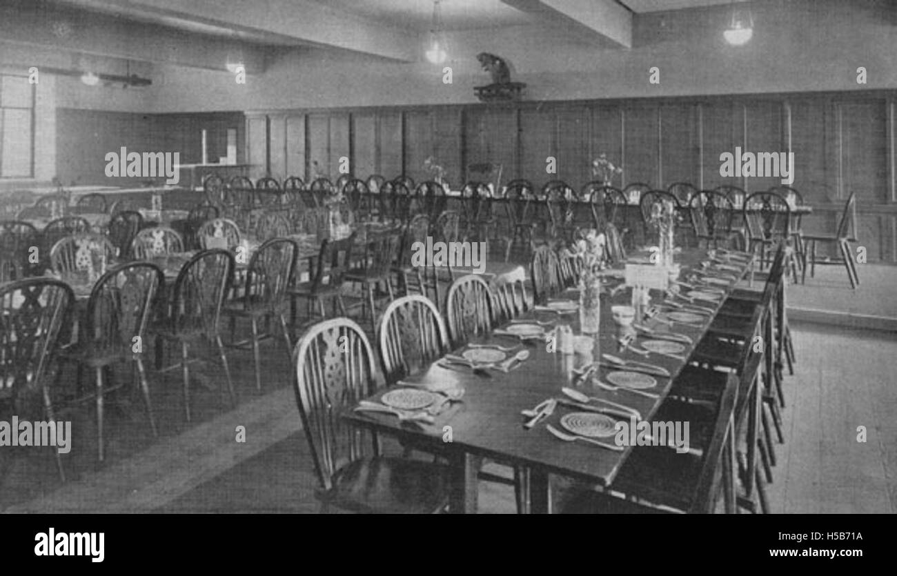 Le réfectoire, probablement partie d'un bâtiment institutionnel ou religieux plus grand, des années 1930 Cette salle à manger reflète le style architectural et les fonctions sociales de l'époque, répondant probablement aux besoins des étudiants ou des groupes religieux. Banque D'Images