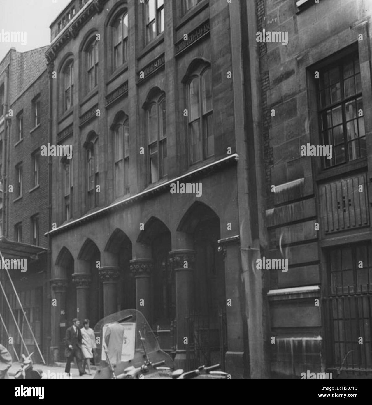 Cette image montre la Holborn Estate Grammar School sur Houghton Street, prise dans les années 1960 L'école était un établissement d'enseignement important dans la région, au service de la communauté locale. Le contexte des années 1960 le place dans une période de développement d'après-guerre et de changement social au Royaume-Uni. Banque D'Images