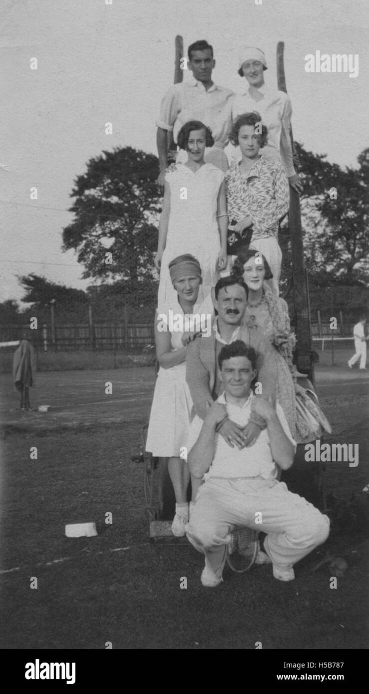 Photographie d'étudiants de la London School of Economics (LSE) au Malden Sports Ground vers 1923, participant probablement à un événement sportif ou à une activité récréative. Banque D'Images