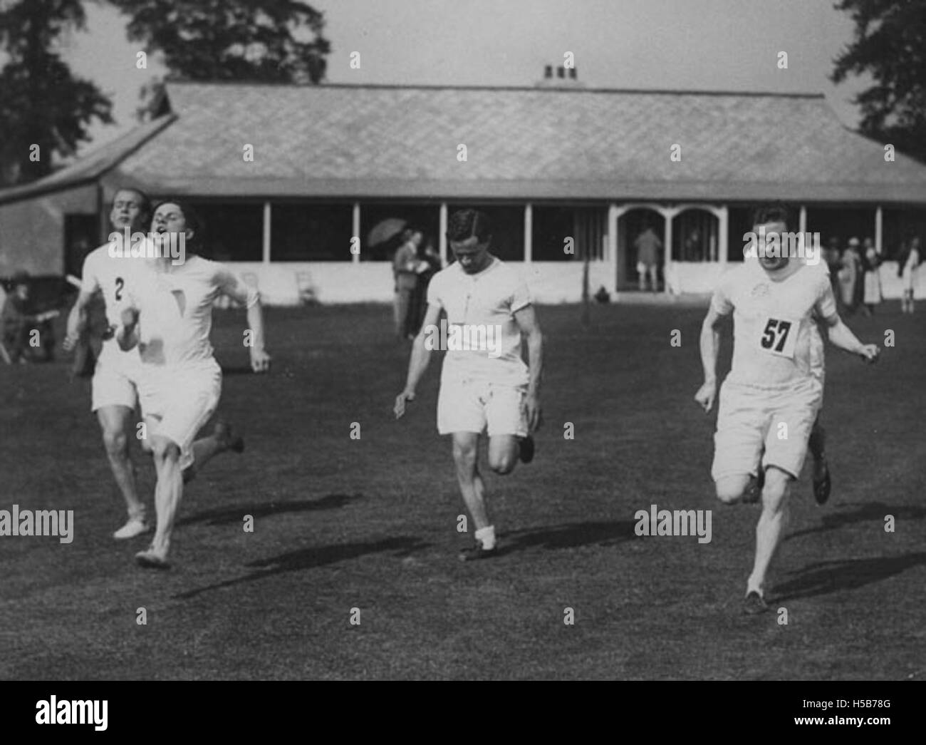 Cette image montre une scène de la Journée sportive de la LSE qui s'est tenue au terrain de sport de Malden dans les années 1920 Il met en lumière les étudiants participant à divers sports, représentant les activités académiques et récréatives de cette époque. Banque D'Images