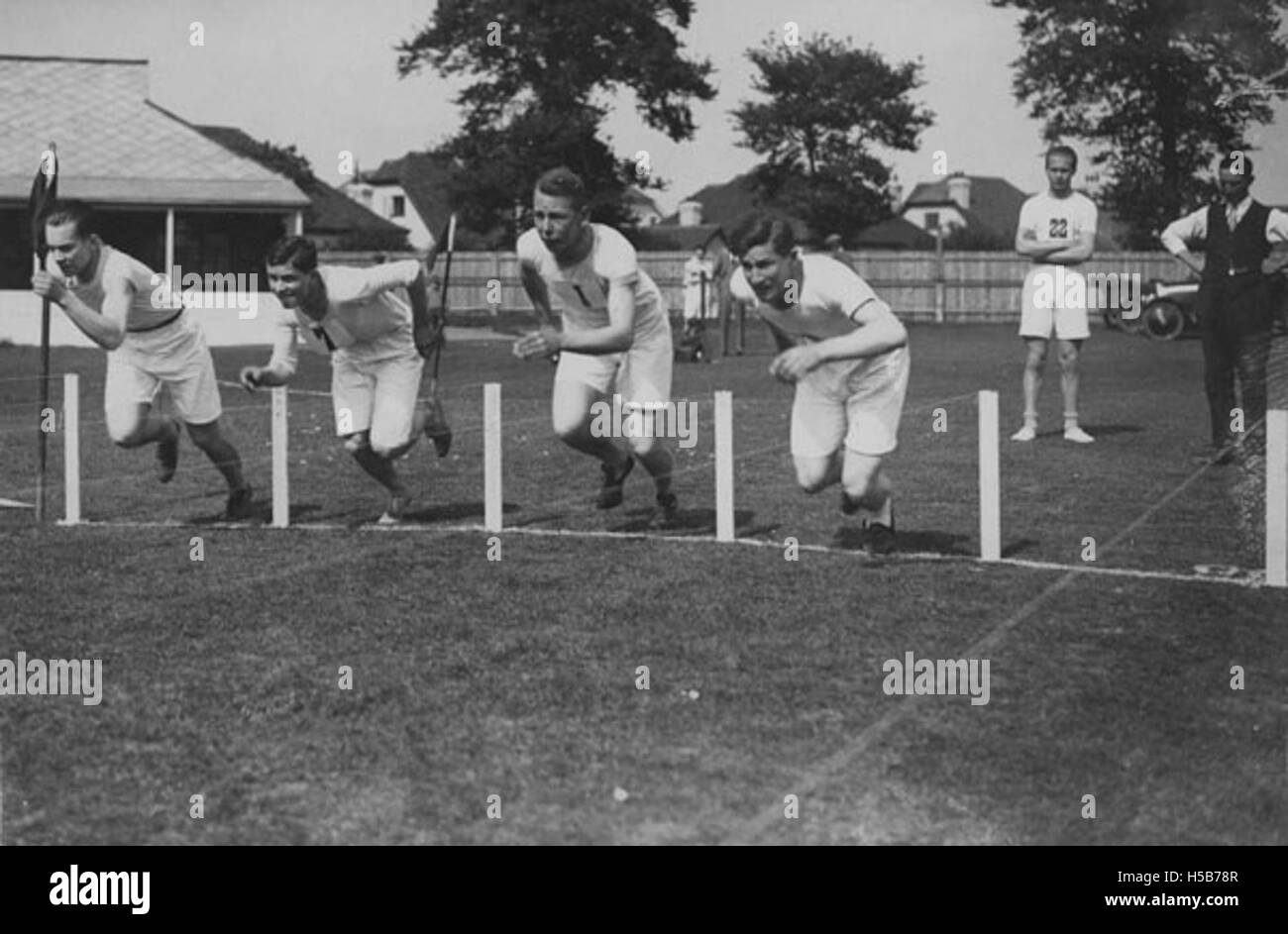 Photographie des années 1920 montrant une journée sportive au Malden Sports Ground, probablement une partie de la London School of Economics (LSE). L'image capture l'esprit compétitif de l'époque dans un contexte sportif collégial. Banque D'Images