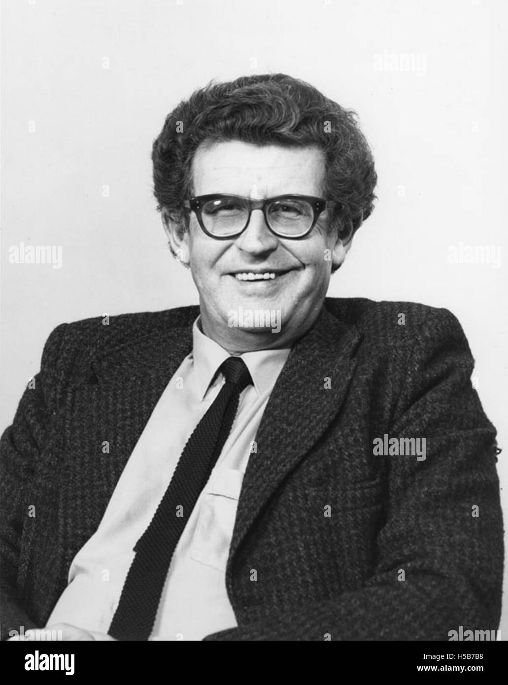 Une photographie de Kenneth Minogue, probablement des années 1980, théoricien politique et philosophe bien connu. Le travail de Minogue s’est concentré sur la pensée politique, la société et les sciences sociales au cours de sa carrière. Banque D'Images