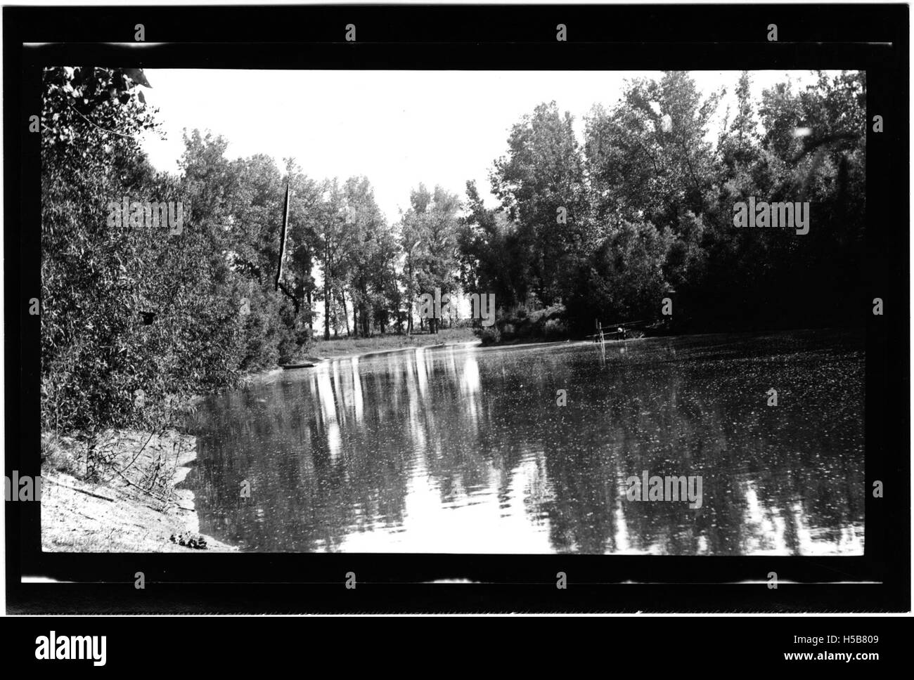 La photographie montre la vue panoramique sur le lac Moon et son Club House, capturant le paysage serein et la beauté naturelle de la région, populaire pour les activités de plein air et la détente. Banque D'Images