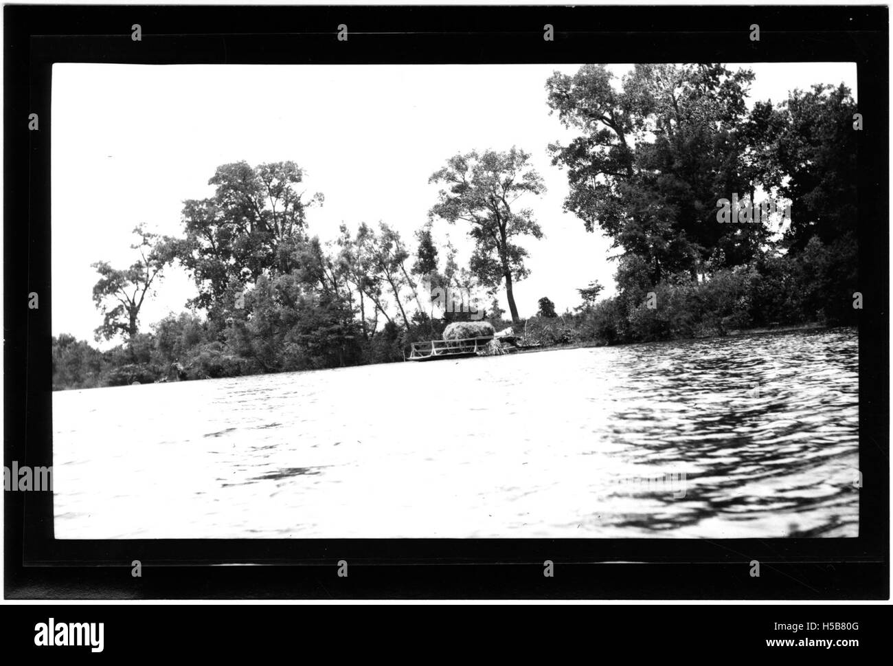 Une vue panoramique sur le Moon Lake Club House et le lac Moon environnant, offrant un paysage pittoresque pour les activités de plein air et les loisirs. Banque D'Images