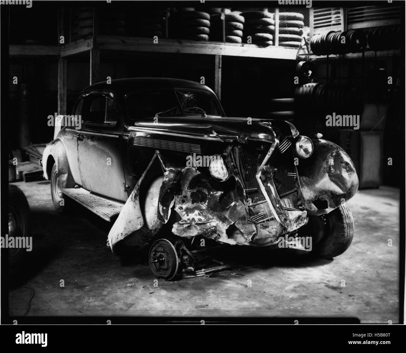 Cette image représente les conséquences d'un accident de voiture, mettant en évidence les dommages causés au véhicule et à la zone environnante. Il rappelle les dangers de la conduite et les conséquences des accidents de la route. Banque D'Images