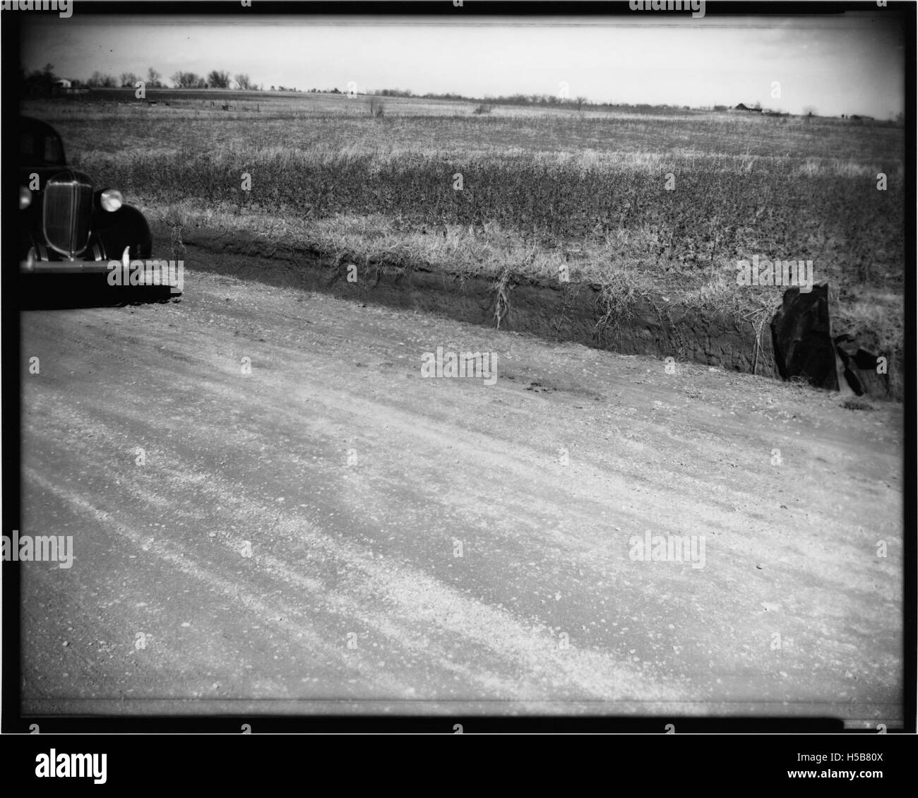 Un accident de voiture, un incident malheureux, capture les conséquences d'un accident de voiture. De tels incidents sont souvent importants pour comprendre la sécurité routière, la sécurité des véhicules et les interventions d'urgence. Banque D'Images